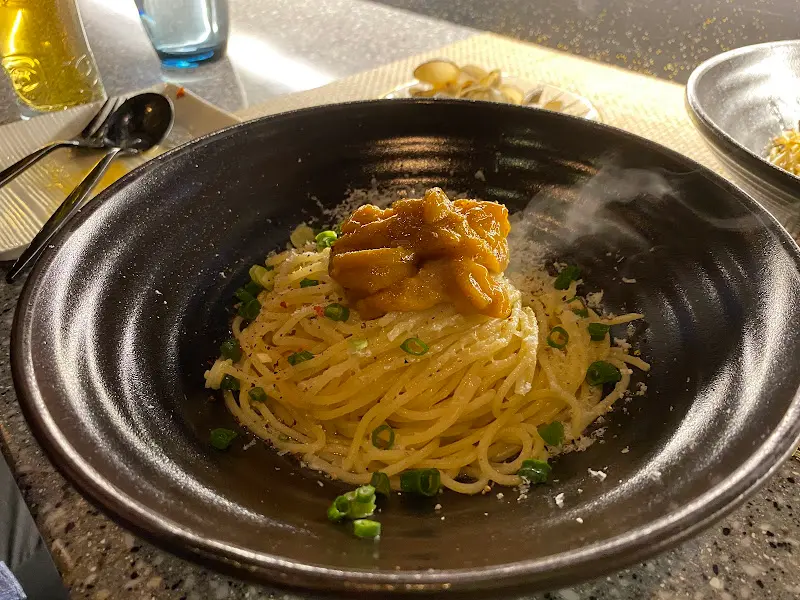 성게 파스타 위에 성게가 듬뿍 올려진 모습