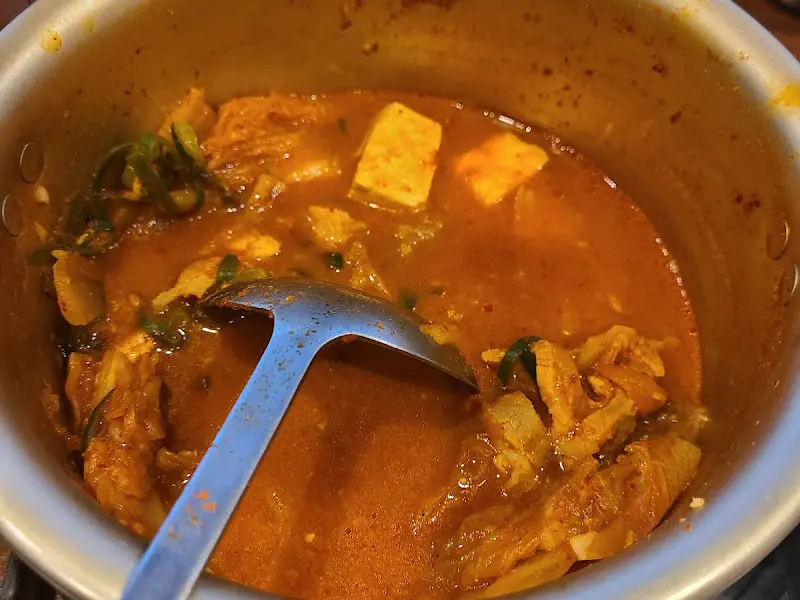김치와 두부, 돼지고기가 듬뿍 들어간 김치찌개