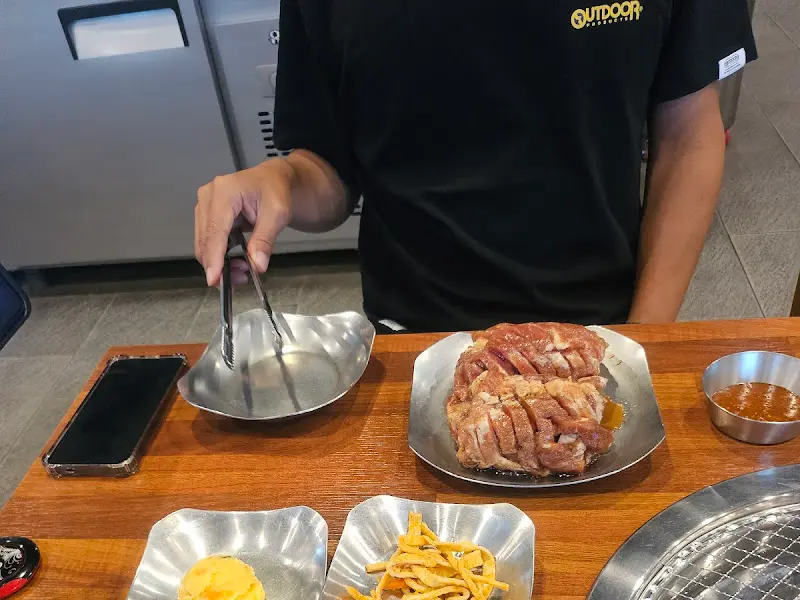 테이블 위에 놓인 돼지갈비와 밑반찬