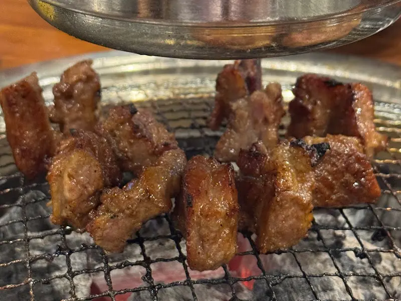 숯불 위에서 구워지고 있는 돼지갈비