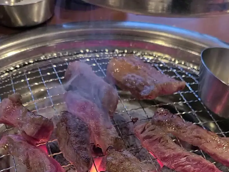 숯불 위에서 익어가는 돼지갈비