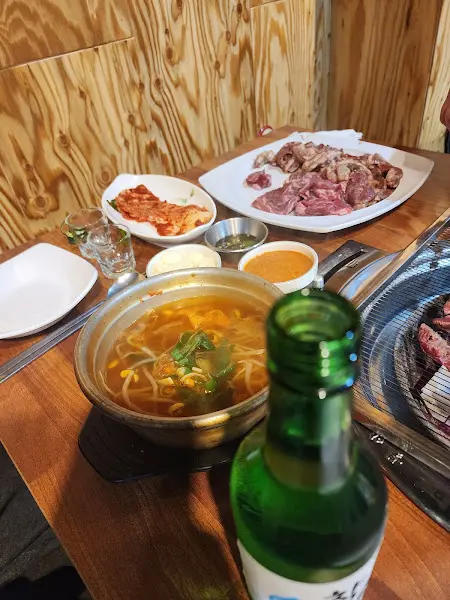 소갈비와 곁들임 음식