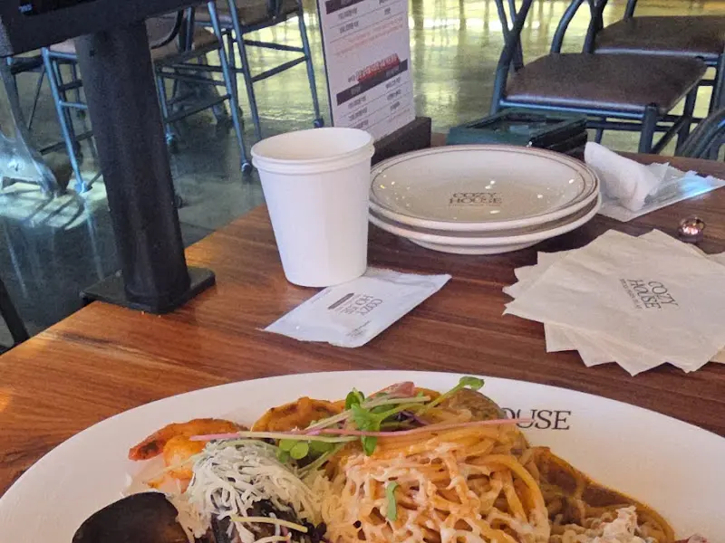 테이블 위에 놓인 냅킨과 식기