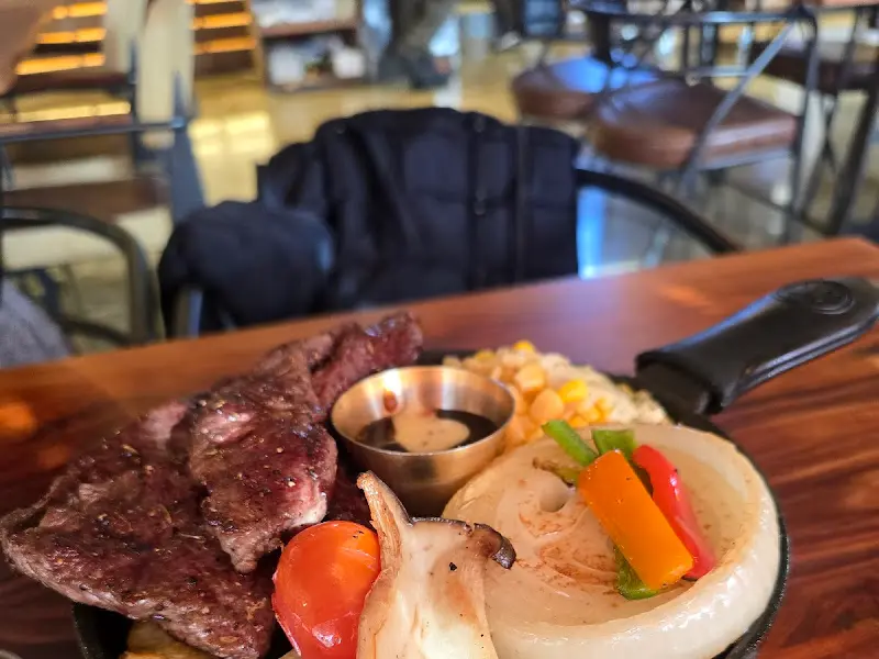 스테이크와 야채가 담긴 팬