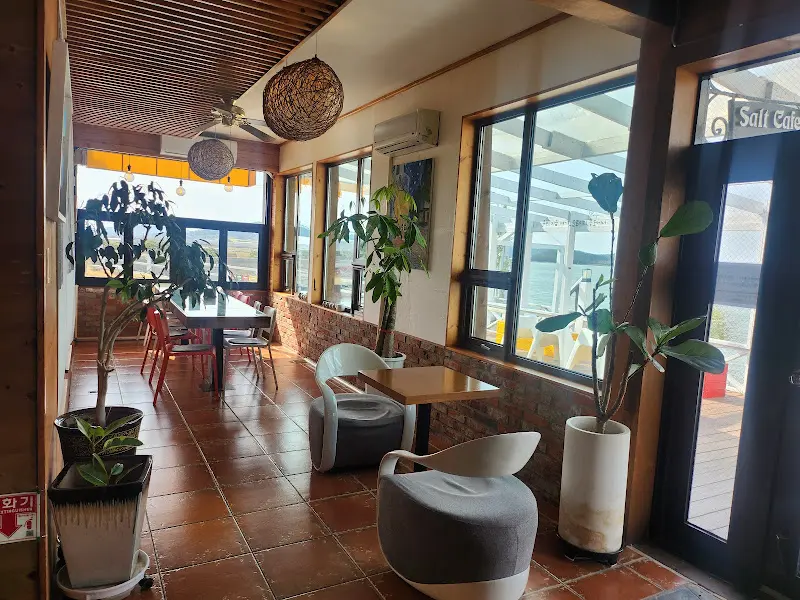 소금항카페 내부 좌석과 통창으로 보이는 바다 풍경