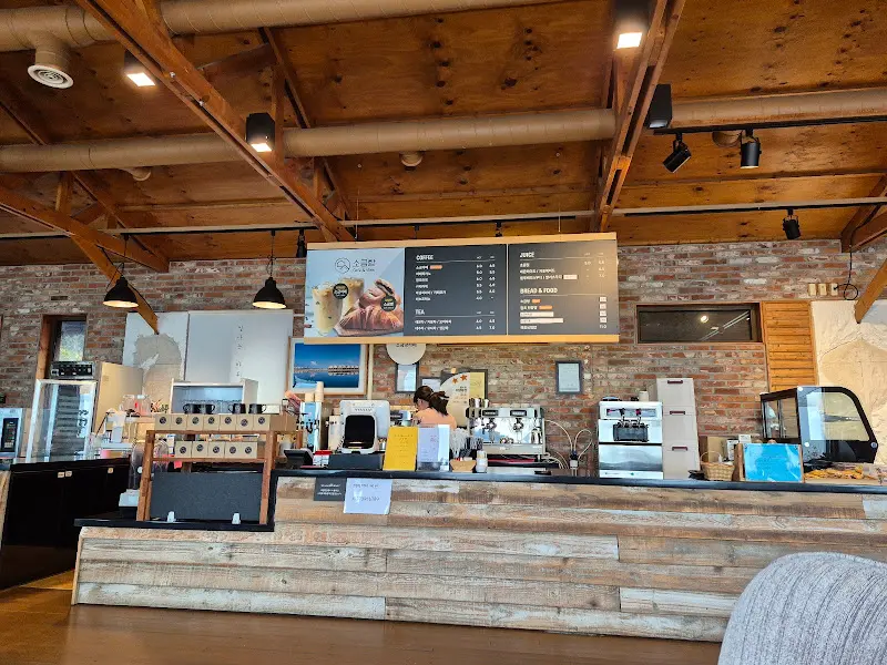 소금항카페 카운터와 메뉴판