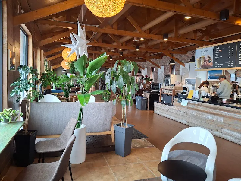 소금항카페 내부 좌석