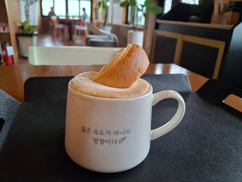소금빵이 올려진 라떼