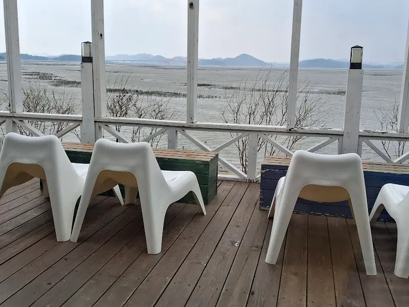 소금항카페 내부 모습