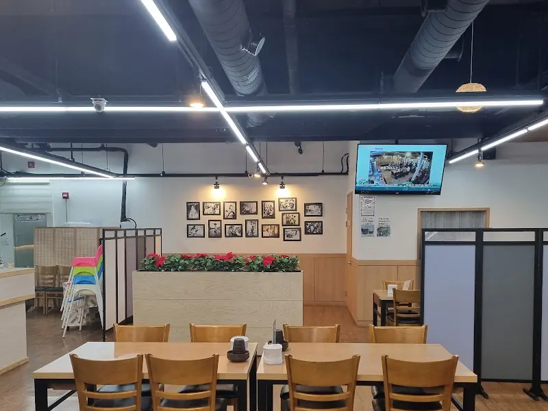 정갈하게 놓인 테이블과 따뜻한 분위기의 조명