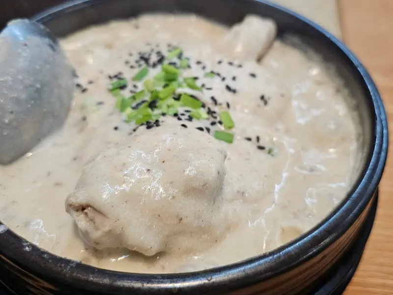 뽀얀 국물의 들깨 삼계탕