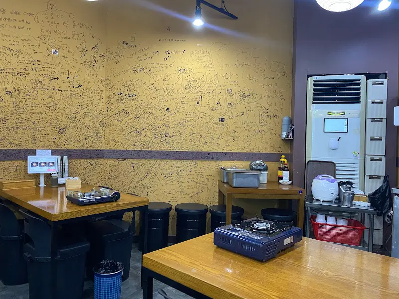 영동 감자탕 내부