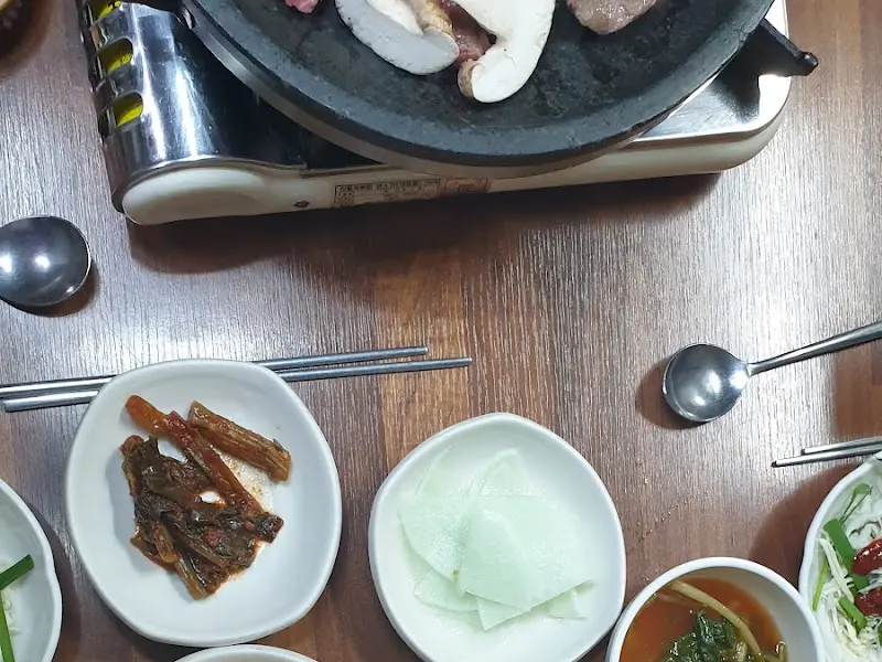 돌판에 구워지는 삼합