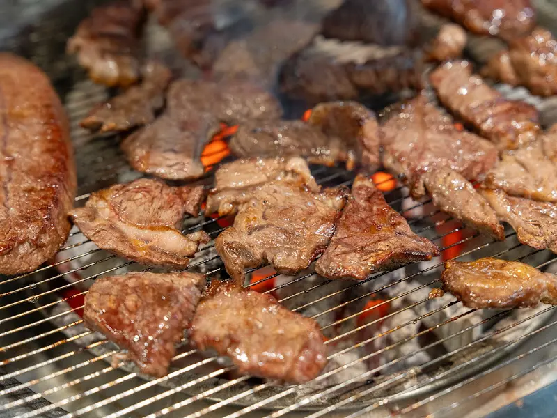 숯불 위에서 익어가는 소고기