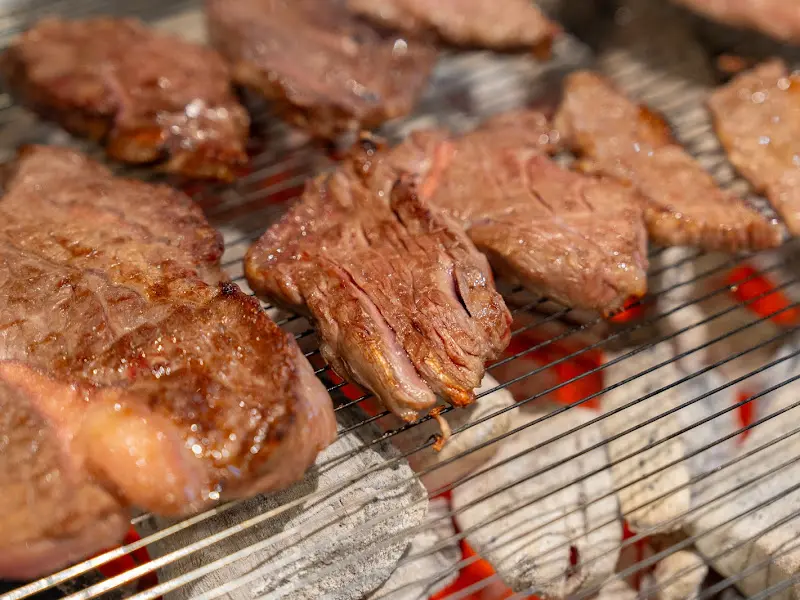 숯불 위에서 익어가는 소고기