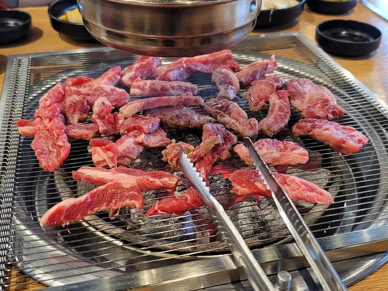 숯불 위에서 익어가는 소고기