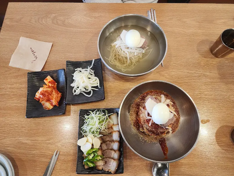 물냉면과 비빔냉면, 돼지수육 한 상 차림