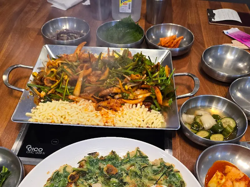 쭈꾸미볶음과 밑반찬 전체샷