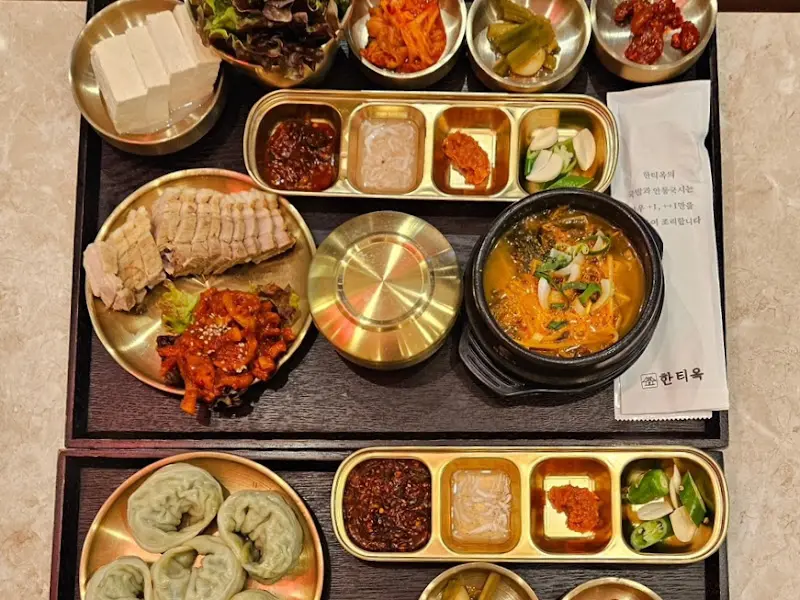 다양한 곁들임 반찬들이 한상 가득 차려진 모습