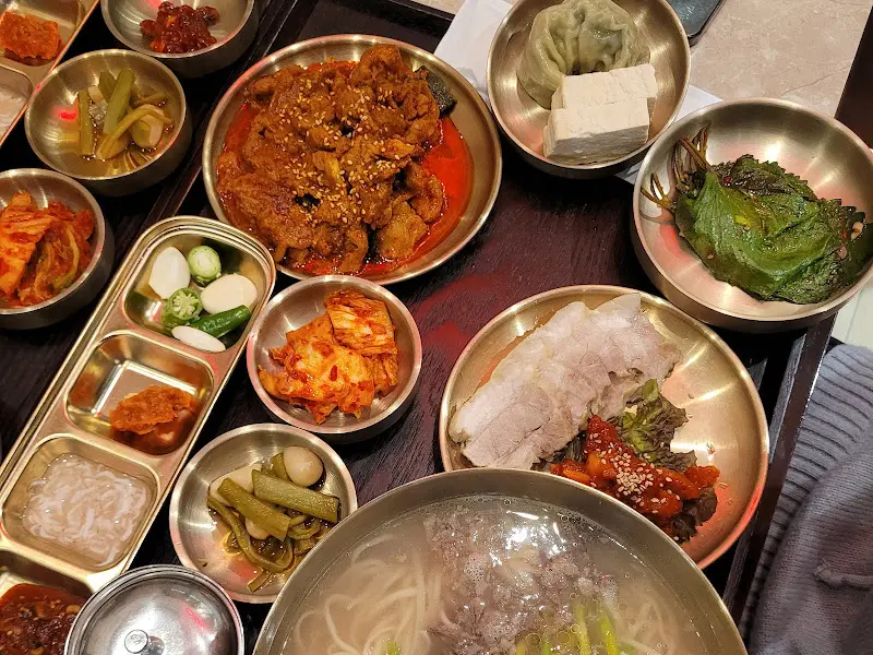 반찬 하나하나 정갈하게 담겨져 나온 한상차림