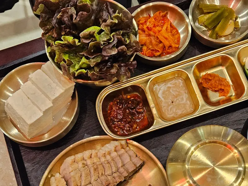 정갈하게 담겨져 나온 반찬들