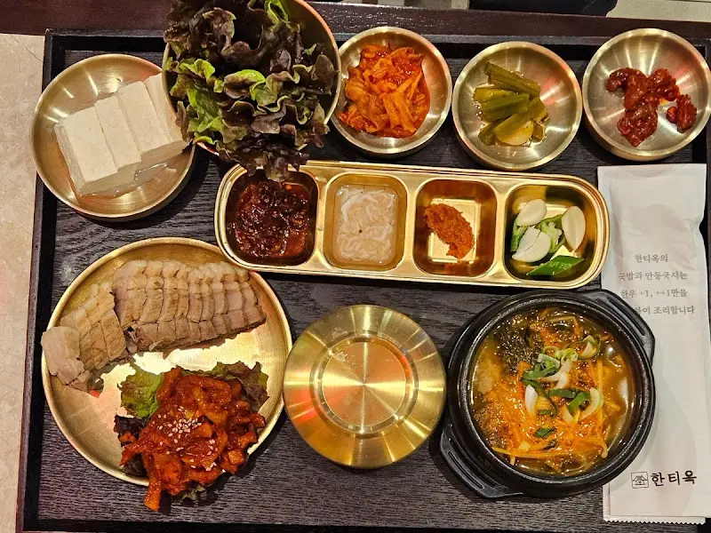 한상 가득 차려진 모습