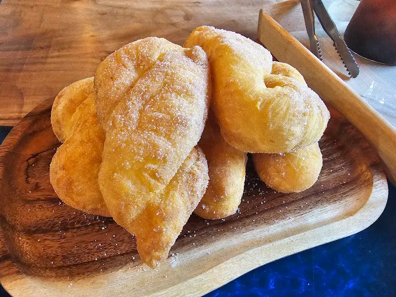 갓 튀겨져 나온 꽈배기의 모습