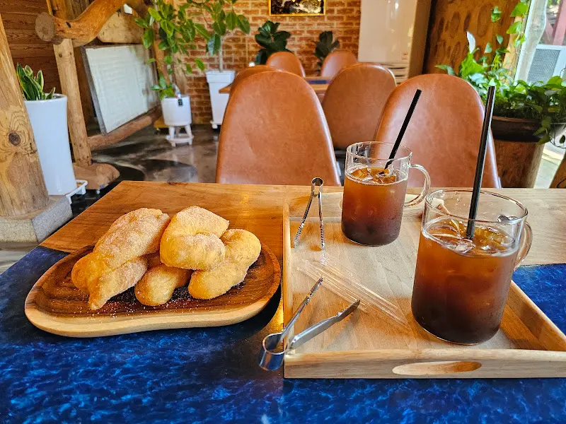 꽈배기와 아이스 아메리카노의 환상적인 조합