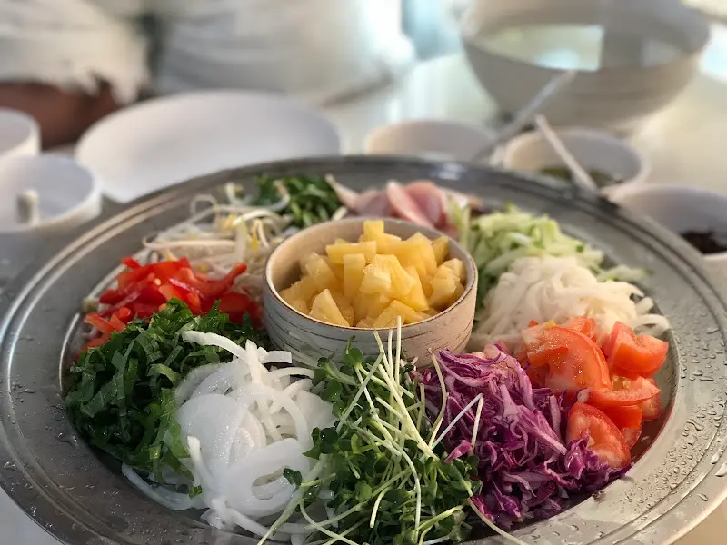 색색의 채소가 보기 좋게 담겨 있는 월남쌈 재료