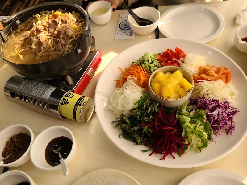 월남쌈과 쌀국수, 짜조가 함께 차려진 푸짐한 한 상