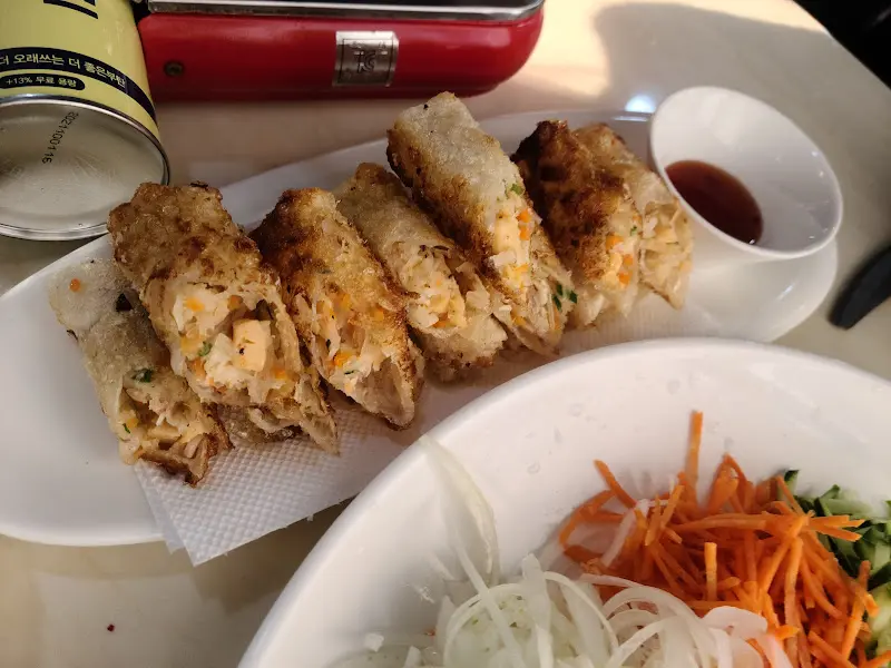 노릇하게 튀겨진 짜조의 단면