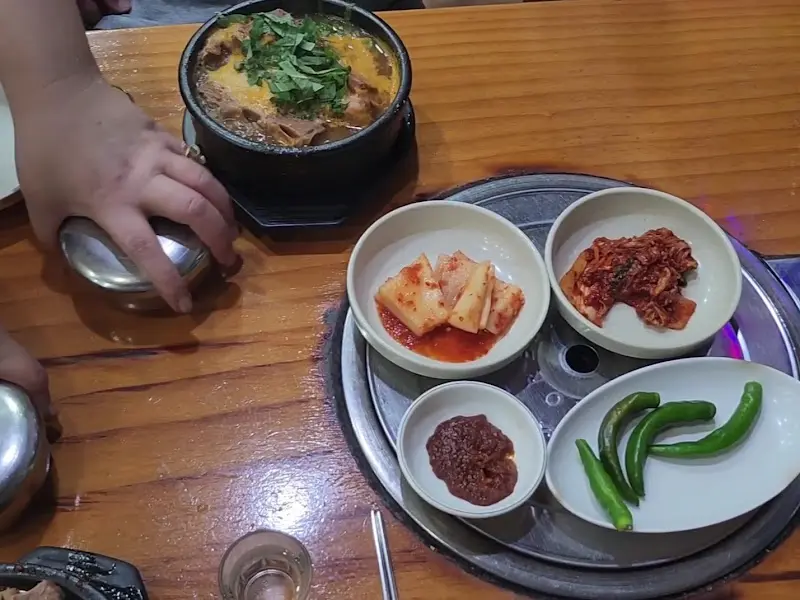 뼈해장국과 밑반찬