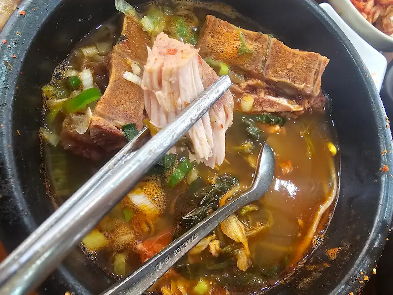 살이 실하게 붙어있는 등뼈