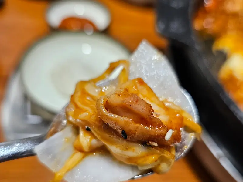 닭갈비를 쌈무와 함께 즐기는 모습