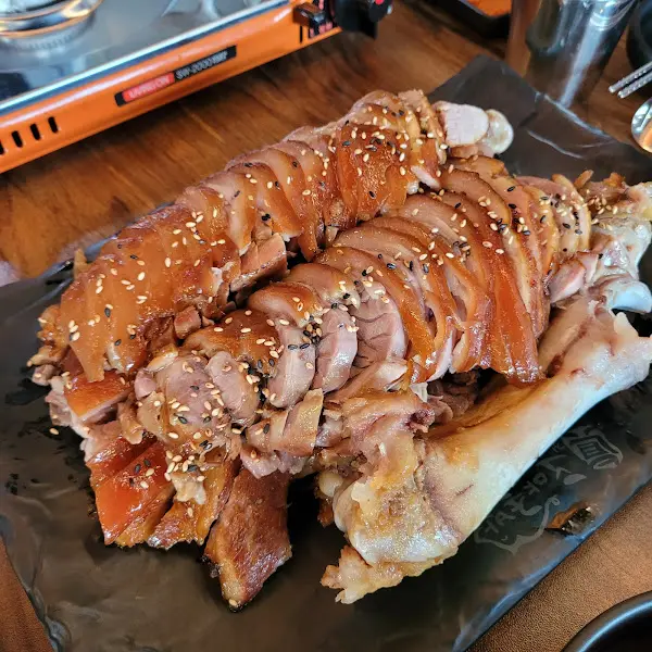 윤기가 흐르는 족발