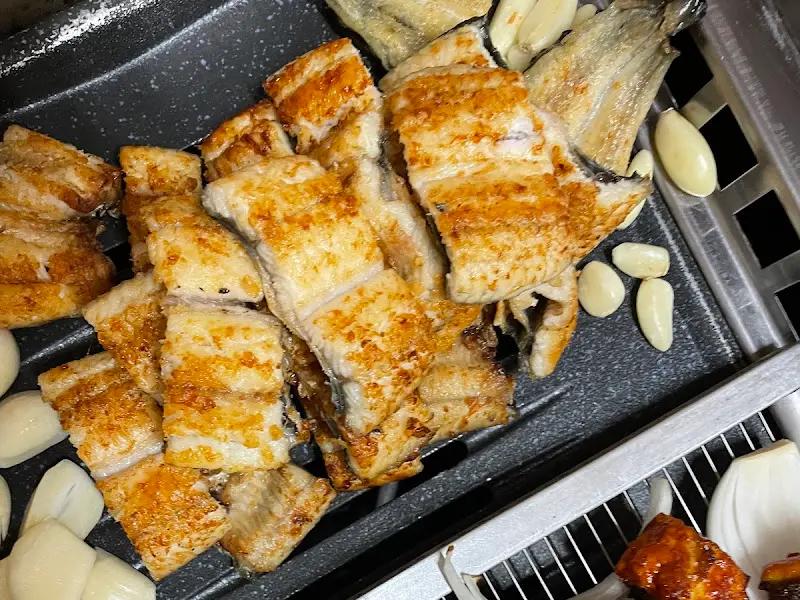 노릇노릇 익은 장어