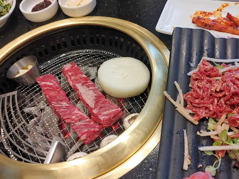 숯불 위에서 익어가는 한우