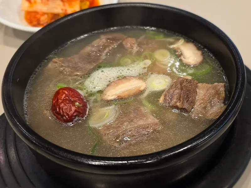 뜨끈한 한우갈비탕 한 그릇