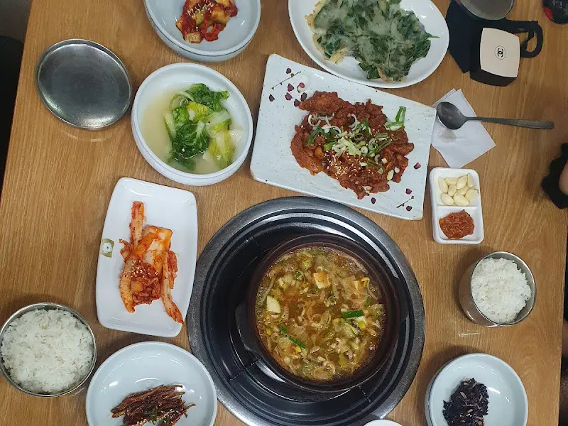 한 상 가득 차려진 청국장 정식