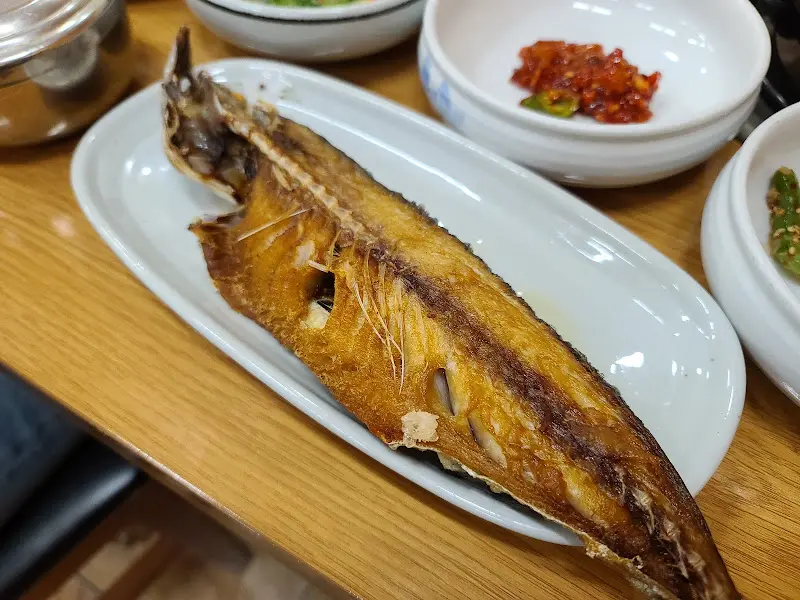 노릇하게 구워진 고등어구이