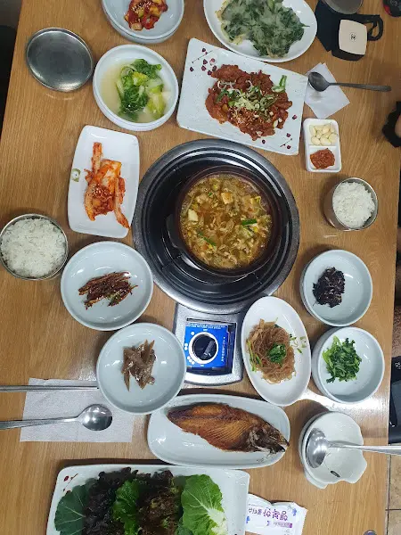 푸짐하게 차려진 한 상