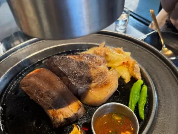 애월 해변을 수놓는 미식의 향연, 고이정에서 발견한 제주 흑돼지 맛집의 과학