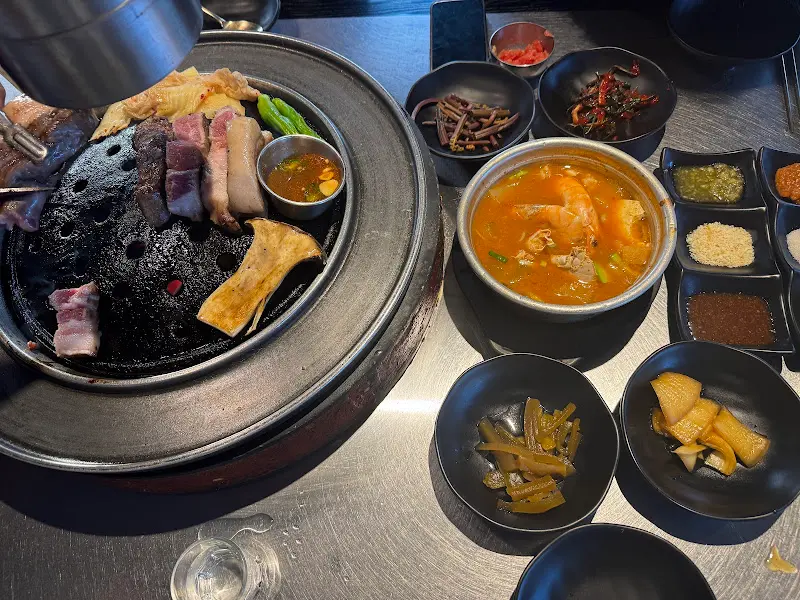 다채로운 곁들임 찬과 흑돼지의 향연