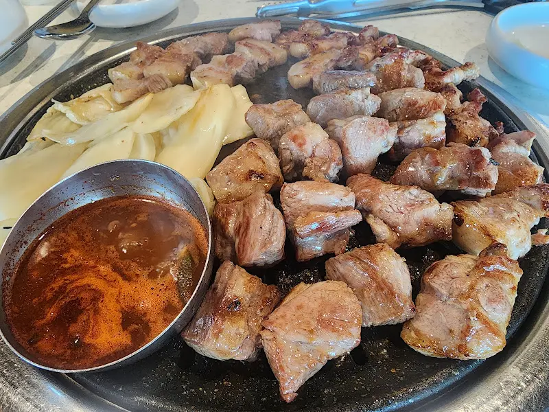 잘 구워진 흑돼지 오겹살과 다시마밥의 조화