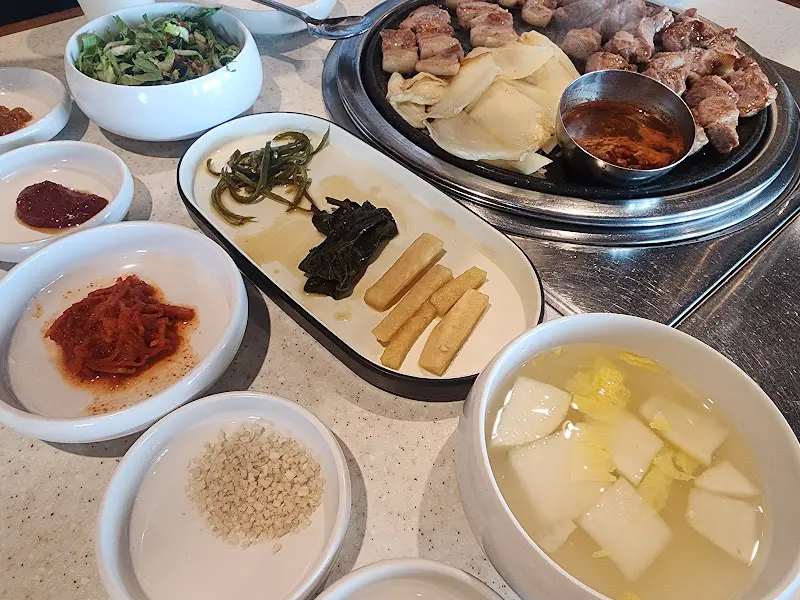 다양한 곁들임 찬들의 향연