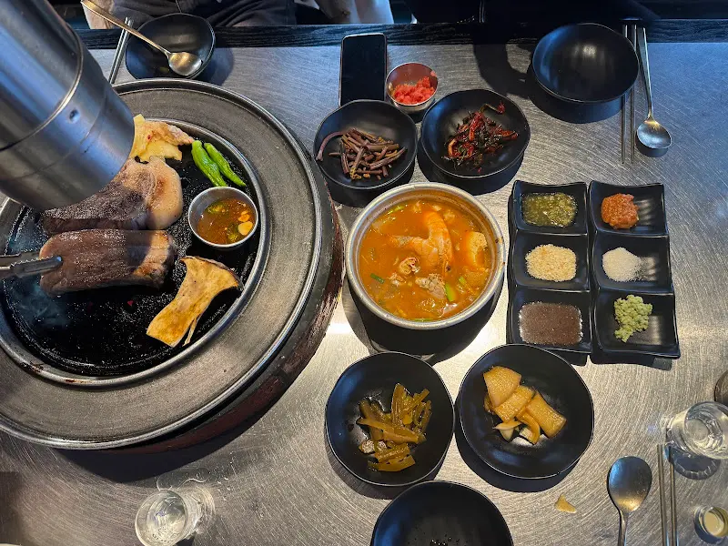 흑돼지와 함께 제공되는 다채로운 곁들임