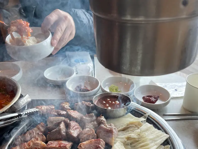 맛있게 구워진 흑돼지를 즐기는 모습