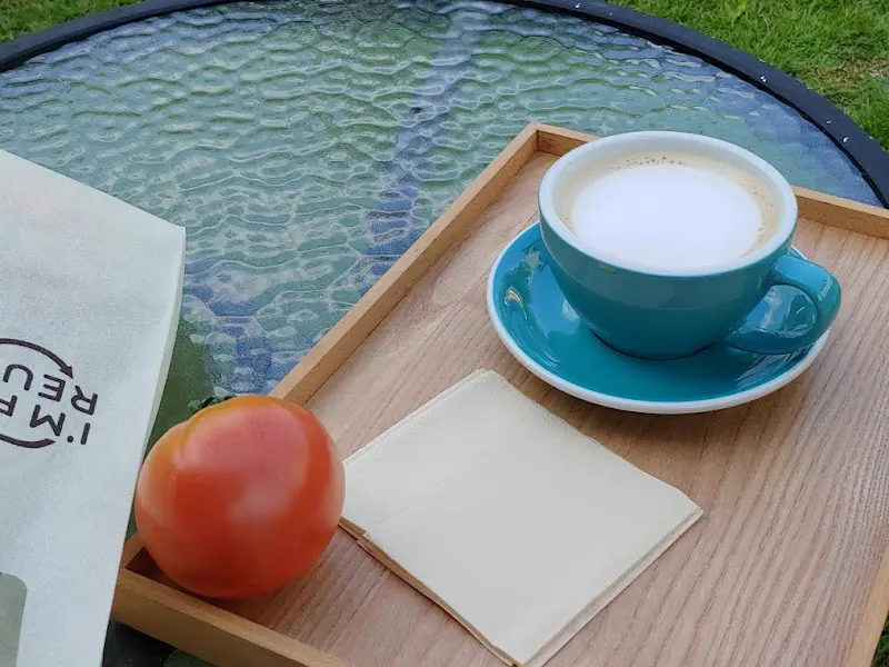 달보다가의 핸드드립 커피, 푸른 잔에 담긴 커피의 색감이 아름답다.