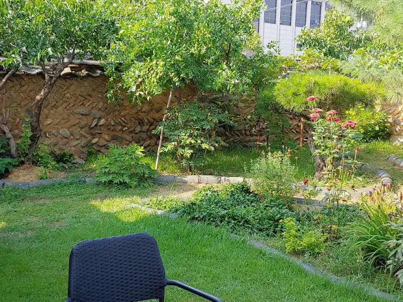 달보다가의 아름다운 정원, 푸른 잔디와 꽃들이 어우러져 평화로운 분위기를 자아낸다.