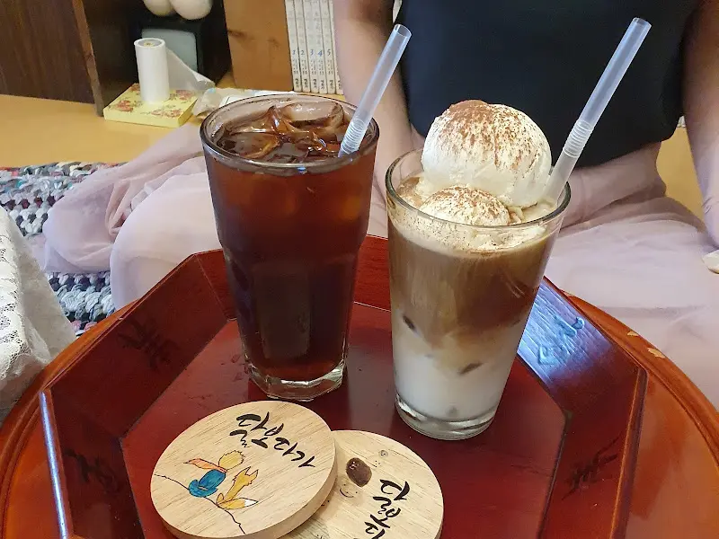 달보다가의 음료, 시원한 아이스 아메리카노와 달콤한 아이스크림 라떼의 조화가 돋보인다.